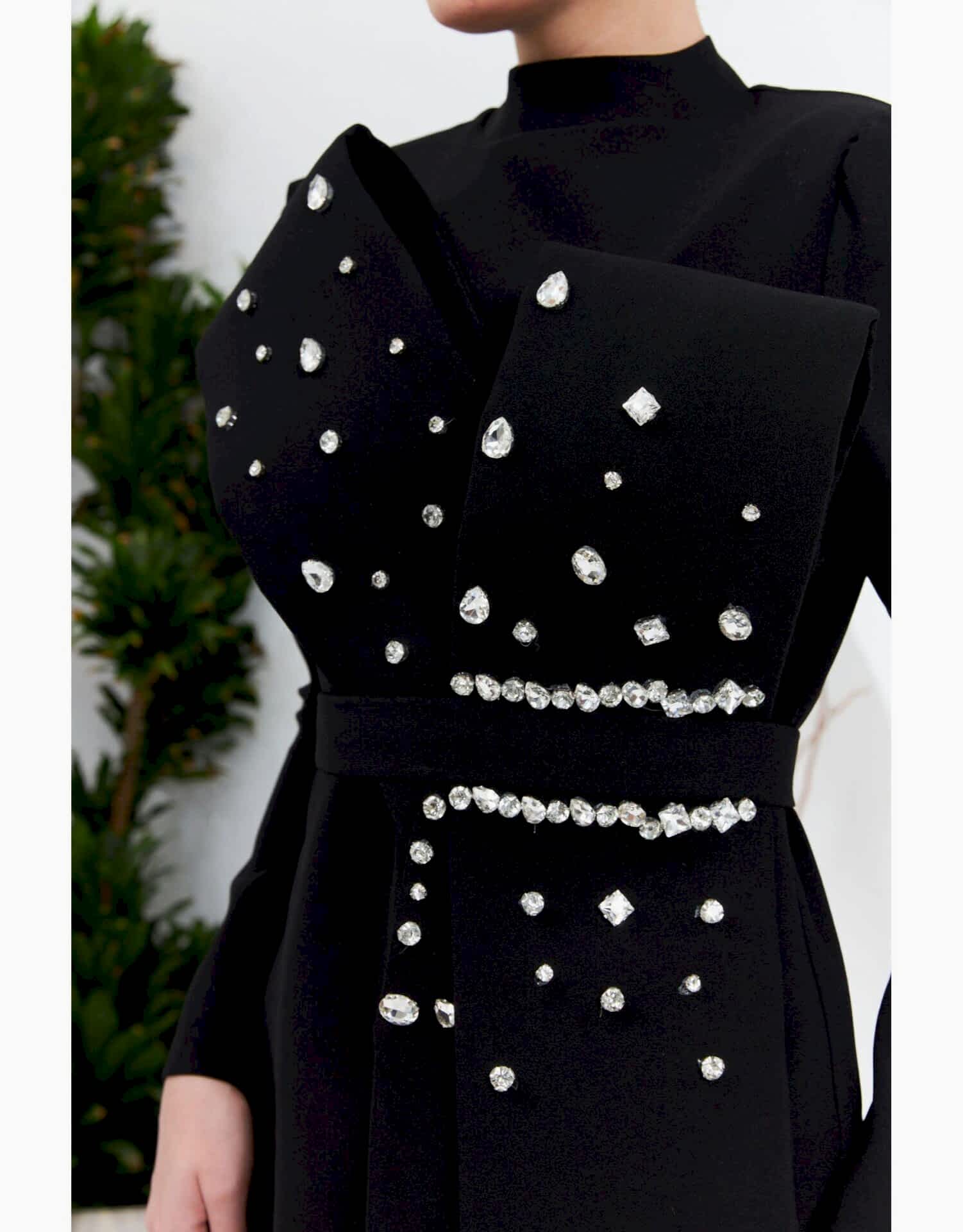 ÖNÜ FİYONK DETAYLI ABİYE Siyah